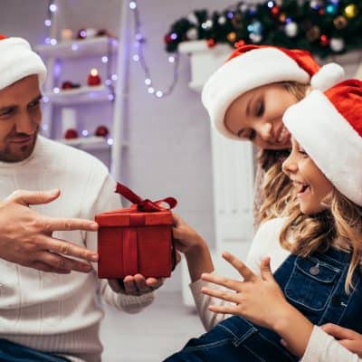 Simple Ways to Give Back as a Family This Holiday Season