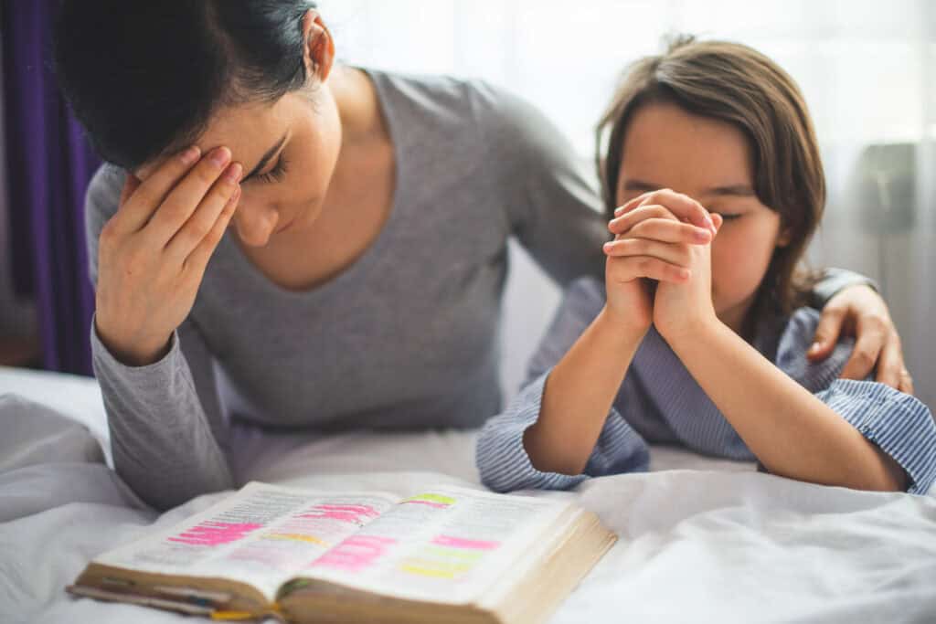 Jesus Never Rushed: Lessons for Busy Mothers. woman and daughter praying